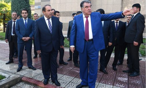 Бунёди гулгашту хиёбонҳои нав дар назди бинои маъмурии Бонки миллӣ