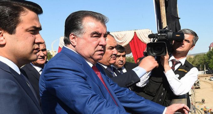 Шиносоии Пешвои миллат Эмомалӣ Раҳмон бо рафти корҳои сохтмонии эстакада дар маҳаллаи 82-юми пойтахт