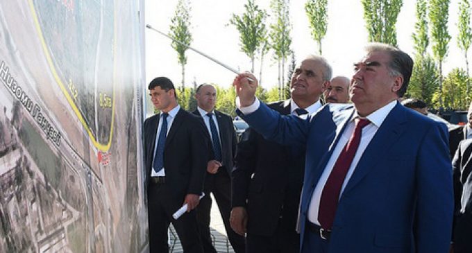 Боздиди Эмомалӣ Раҳмон аз мавзеи бунёди Маҷмааи «Истиқлол ва Озодӣ» дар шаҳри Душанбе