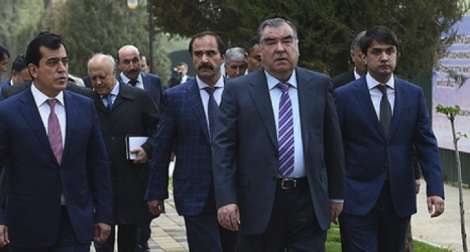 Ознакомление Лидера нации Эмомали Рахмона с ходом строительных работ в сквере в западной части проспекта Рудаки района И. Сомони города Душанбе