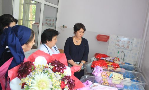 Саида Умарзода поздравила жительницу Бохтара с рождением четверняшек