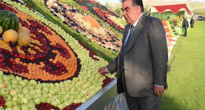 Знакомство Лидера нации Эмомали Рахмона с выставкой сельскохозяйственной продукции и участие в семинаре-совещании работников сельского хозяйства Хатлонской области