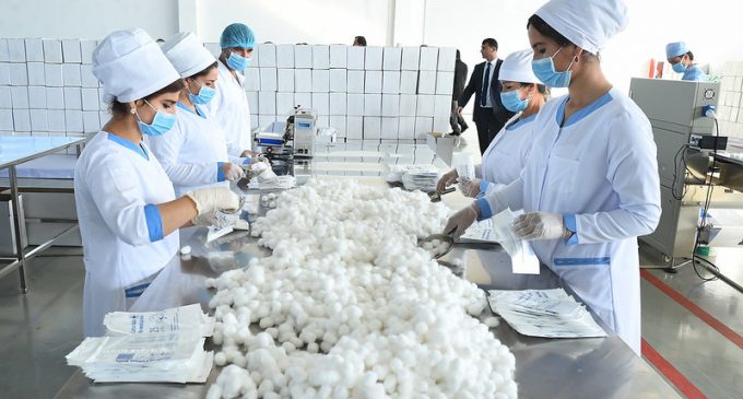 Мирҳамуддин Камолзода: «Корхонаҳои дӯзандагӣ дар як шабонарӯз аз 5 то 30 ҳазор дона ниқоб истеҳсол мекунанд»