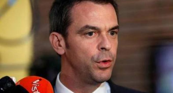 Вазири тандурустии Франсия даъват кард, ки аз бӯса ва дастфишурӣ худдорӣ карда шавад