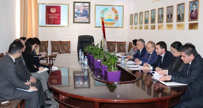 Насим Олимзода с послом Японии в Таджикистане Такаюки Мияшита обсудили вопросы профилактики коронавирусной инфекции