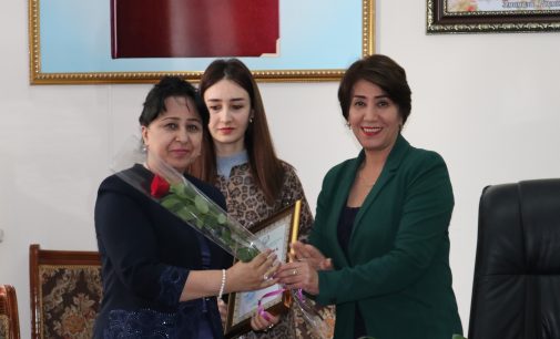 Рӯзноманигорон бо сипосномаи вазорат қадрдонӣ шуданд