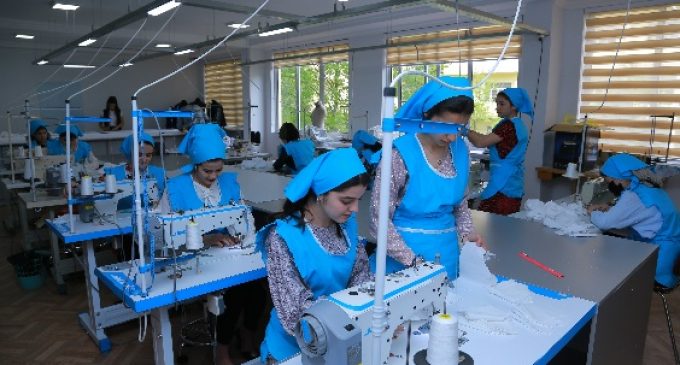 Дар Донишгоҳи технологии Тоҷикистон дӯхтани ниқобҳои тиббӣ ба роҳ монда шуд