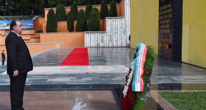 Имрӯз Пешвои миллат Эмомалӣ Раҳмон дар маросими гулчанбаргузорӣ ба ифтихори 75-солагии Рӯзи ғалаба иштирок намуданд