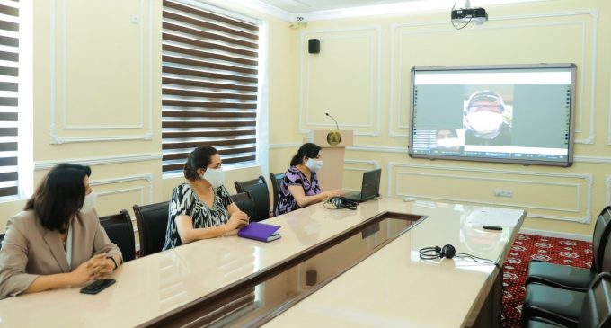 Ширин Исматуллозода тариқи онлайн бо сардухтурони беморхонаҳои вилояти Суғд суҳбат кард