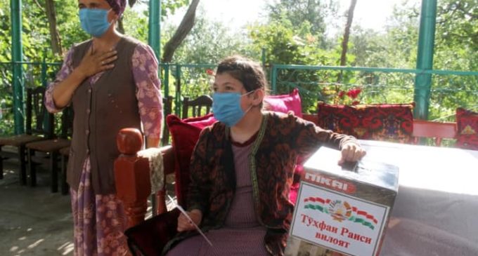 Раиси вилоят ҷавонони маъюбро аёдат намуд