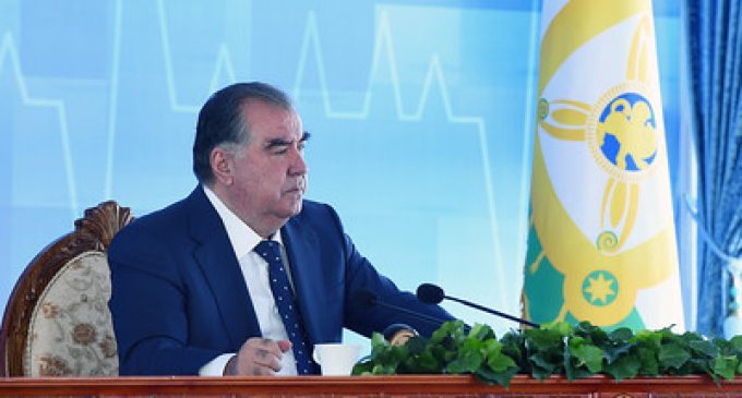 Эмомалӣ Раҳмон ба масъулони соҳаи тиб: ба савганди касбии худ содиқ бошед ва нагузоред, ки дар натиҷаи як ҳолати фориғболӣ, бемасъулиятӣ ё нофаҳмӣ касе аз ҳаёт маҳрум гардад