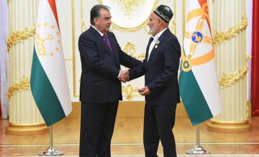 ДАР ҶАВОБ БА ДАЪВАТИ ПЕШВОИ МИЛЛАТ. Соҳибкор Муҳиб Бобоҷонов ба 400 нафар табибони ноҳияи Рашт 200000 сомонӣ маблағ кумак намуд