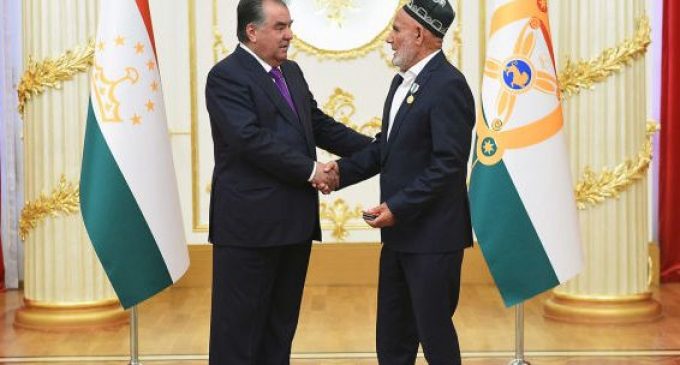 ДАР ҶАВОБ БА ДАЪВАТИ ПЕШВОИ МИЛЛАТ. Соҳибкор Муҳиб Бобоҷонов ба 400 нафар табибони ноҳияи Рашт 200000 сомонӣ маблағ кумак намуд