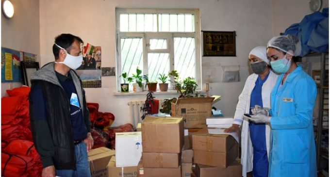 Донишгоҳи Осиёи Марказӣ ба беморхонаи шаҳри Хоруғ дору кумак намуд