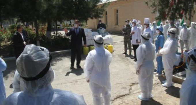 Раиси вилояти Суғд ба беморхонаи шаҳри Конибодом маводҳои тиббӣ дастрас намуд