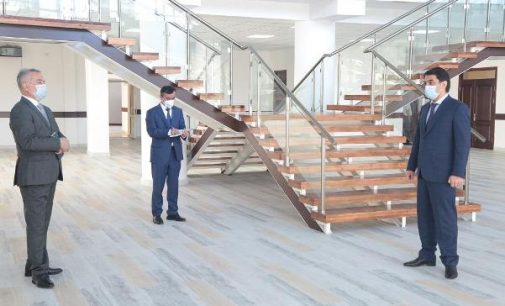 Рустами Эмомалӣ бо ҷараёни корҳои таъсиси беморхонаҳо барои беморони гирифтори коронавирус дар ҳудуди Душанбе шинос шуданд