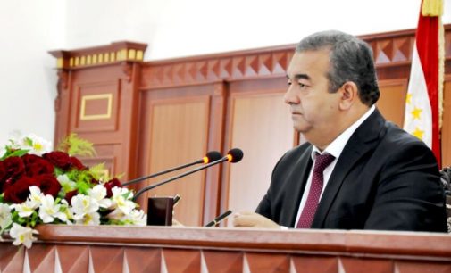 Раиси вилоят маоши моҳона ва кормандони дастгоҳи раис як қисми ҳақмуздашонро ба фонди мубориза бо пандемияи COVID-19 гузарониданд