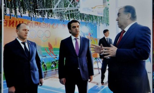 ҚАДРДОНӢ АЗ ЗАҲМАТИ ТАБИБОНИ ДУШАНБЕ. Соҳибкори тоҷик дар посух ба иқдомҳои созандаи Пешвои миллат ба 1700 нафар кормандони соҳаи тиб кумак расонид