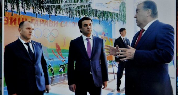 ҚАДРДОНӢ АЗ ЗАҲМАТИ ТАБИБОНИ ДУШАНБЕ. Соҳибкори тоҷик дар посух ба иқдомҳои созандаи Пешвои миллат ба 1700 нафар кормандони соҳаи тиб кумак расонид