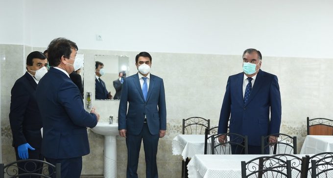 Пешвои миллат Эмомалӣ Раҳмон аз як қатор иншооти таъйиноти соҳаи тандурустӣ дар шаҳри Душанбе боздид намуданд  (АКС)