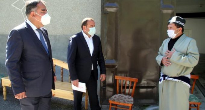 Раҷаббой Аҳмадзода оилаҳои аз бемории сироятӣ фавтидаро аёдат намуд