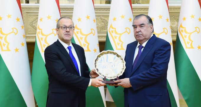 Пешвои миллат Эмомалӣ Раҳмон Мудири Дафтари минтақавии Созмони ҷаҳонии тандурустӣ (WHO) барои Аврупо Ҳанс Ҳенрӣ Клюгеро ба ҳузур пазируфтанд