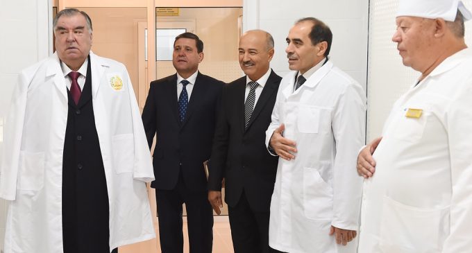 Президенти мамлакат Эмомалӣ Раҳмон дар шаҳри Ваҳдат бинои Маркази ташхисию табобатии «Ҳоким»-ро мавриди истифода қарор доданд