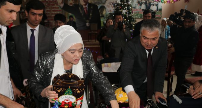 Ба бошандагони Маркази миллии тавонбахшии кӯдакони маъюб “Чорбоғ” дар ноҳияи Варзоб туҳфаҳои солинавӣ тақдим карда шуд