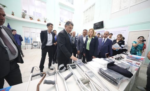 Рӯдакӣ: Боздиди миссияи Дафтари минтақавии ТУТ дар Аврупо аз намоиши дастгоҳҳои ёрирасон барои маъюбон