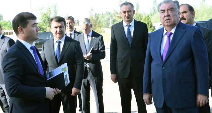 Глава государства Эмомали Рахмон в Дангаринском районе ознакомился с ходом строительных работ в здании Хатлонского государственного медицинского университета