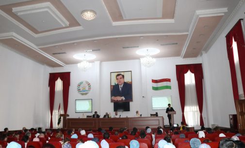 Вохурӣ бо кормандони Маҷмааи тандурустии “Истиқлол” доир ба пешгирии амалҳои номатлуб