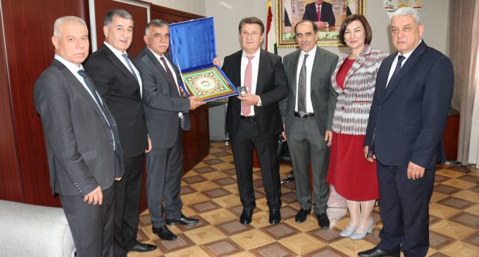 Ҷамолиддин Абдуллозода бо медали ҷашнии “90-солагии Иттифоқи касабаи кормандони тандурустӣ ва ҳифзи иҷтимоии Тоҷикистон” қадрдонӣ гашт