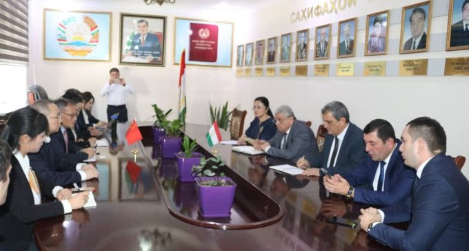 Ҳамкории Тоҷикистон ва Чин дар бахши тибби халқӣ ва саноати дорусозӣ густариш меёбад