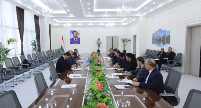 Мулоқот бо роҳбари Намояндагии ЮНИСЕФ дар Тоҷикистон Артур Ван-Дизен