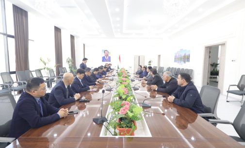 Вохурӣ бо намояндагони Ассотсиатсияи беморхонаҳои музофоти Хубэйи Ҷумҳурии Мардумии Чин