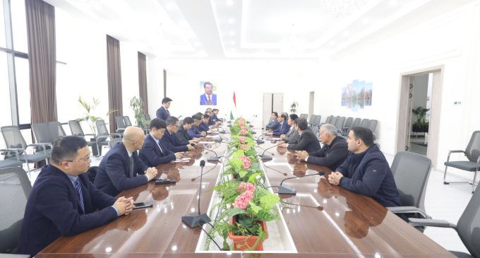 Вохурӣ бо намояндагони Ассотсиатсияи беморхонаҳои музофоти Хубэйи Ҷумҳурии Мардумии Чин