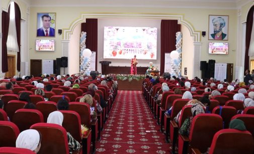 Бахшида ба Рӯзи байналмилалии ҳамшираҳои тиббӣ ҳамоиш доир гашт