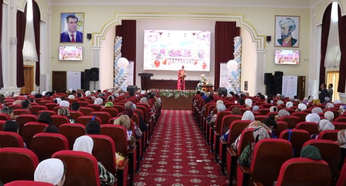 Бахшида ба Рӯзи байналмилалии ҳамшираҳои тиббӣ ҳамоиш доир гашт