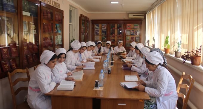 Рӯзи дарҳои боз ва намоиши китоб дар Китобхонаи ҷумҳуриявии илмию тиббӣ